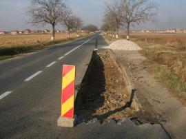 Cine-a pus tranşeu-n drum: Drumul spre Sântandrei, "capcană" pentru şoferi